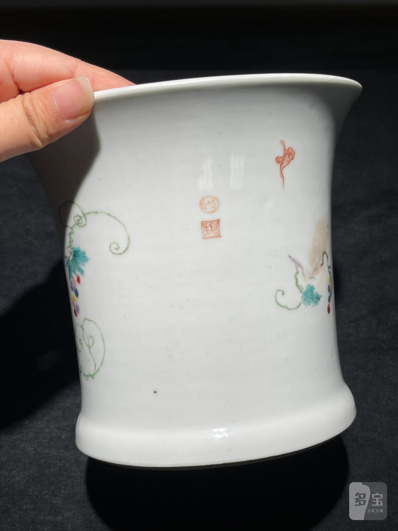 清雍正 粉彩松鼠葡萄纹笔筒 - 图5